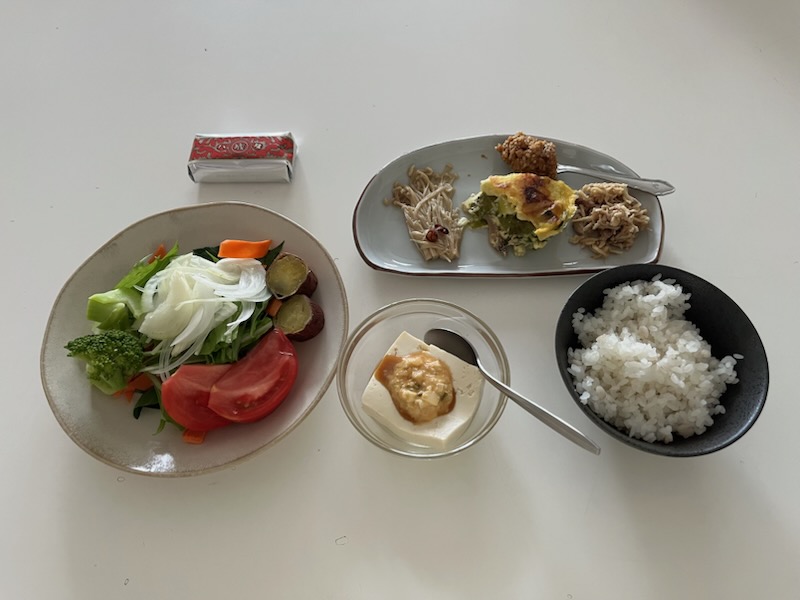 小皿に盛った料理とバターサンド