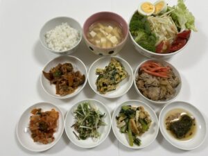 小皿に盛った料理