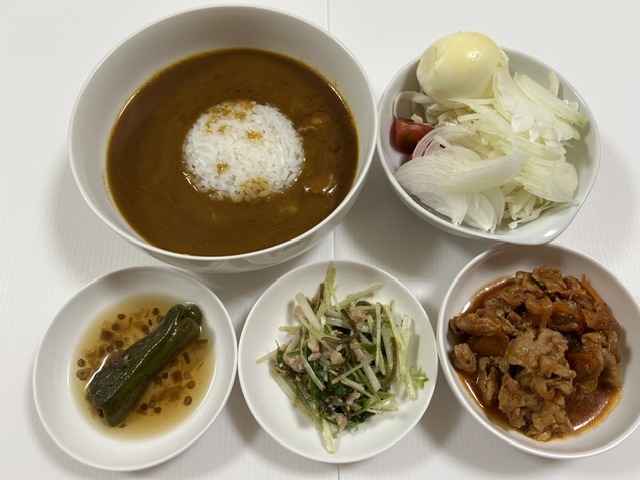 小皿に盛った料理