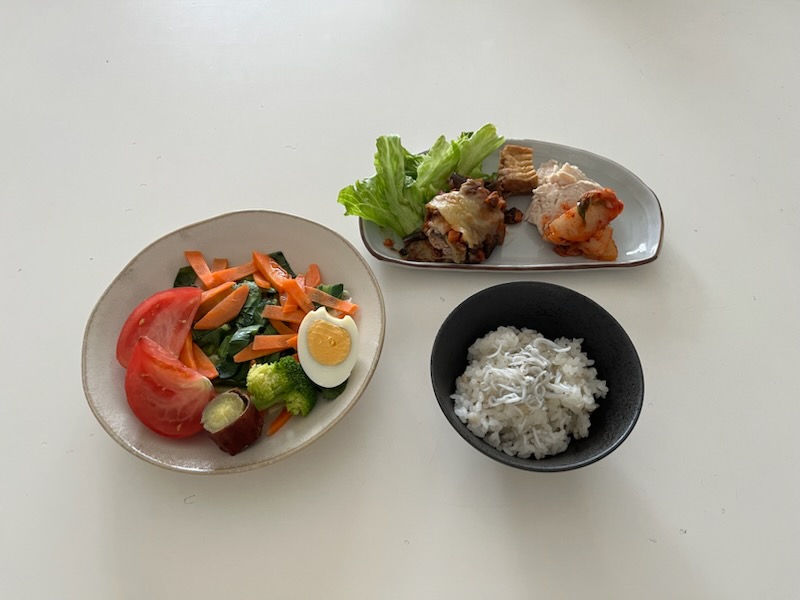 野菜プレート、おかずプレート、白米