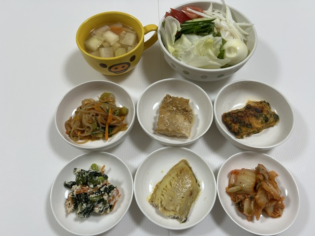 小皿に盛った料理