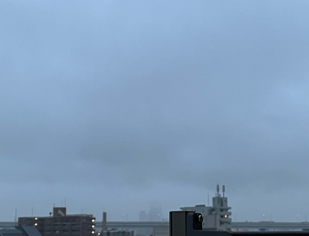 朝の曇り空