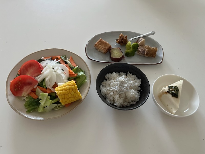 サラダプレート、白米、おかずプレート、しそ漬けと豆腐