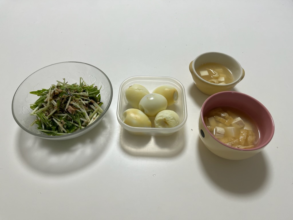 水菜とツナのサラダ、ノンフライヤーで焼き卵、豆腐と油揚げの味噌汁