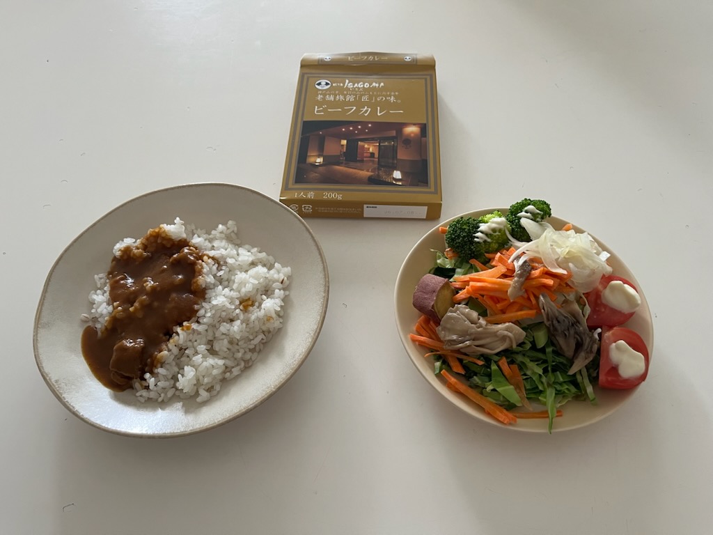 カレーライスとサラダ