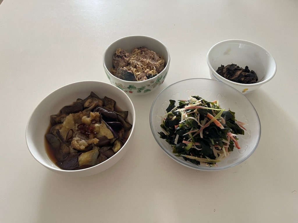 なす麺つゆ漬け、さば缶切干、中華わかめサラダ、マッシュルームにんにく麴炒め