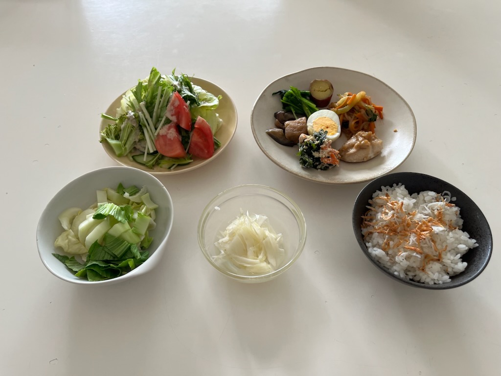 小皿に盛った料理
