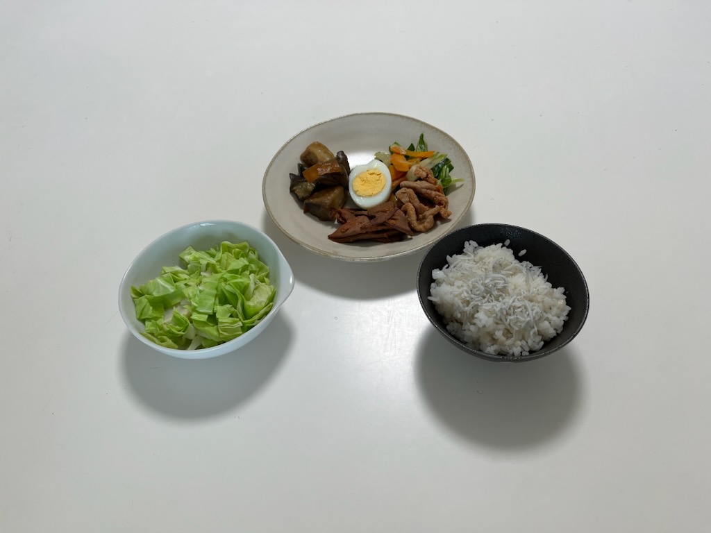 小皿に盛った料理