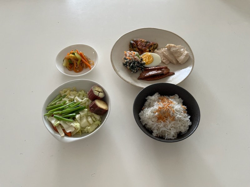 小皿に盛った料理