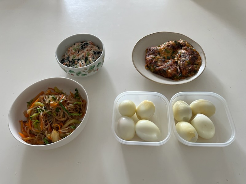 麻婆味白滝、わかめの白和え、豆腐とキムチのチヂミ、焼き卵