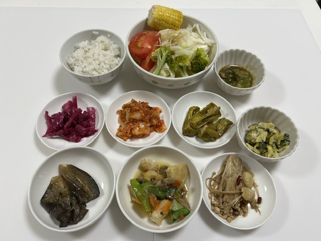 小皿に盛った料理