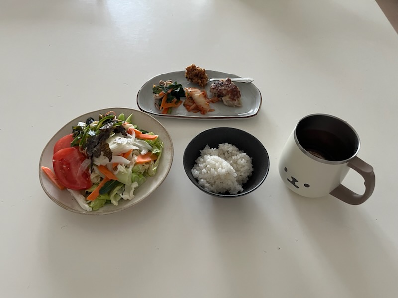 サラダプレート、おかずプレート、白米、麦茶