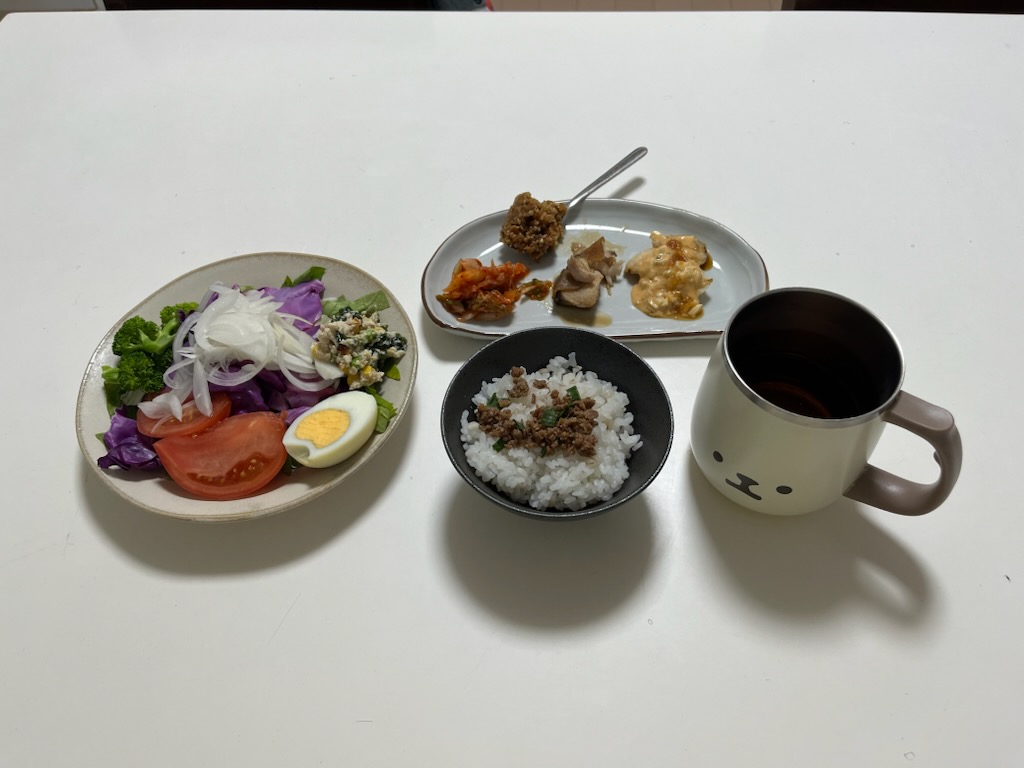 サラダプレート、そぼろご飯、おかずプレート、麦茶