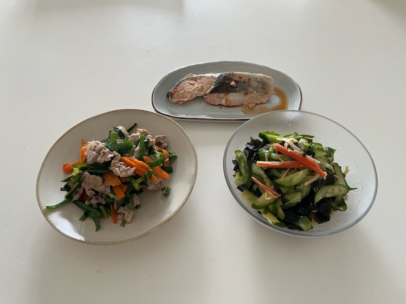 豚肉とにらの炒め物、鮭のピリ辛粕漬、中華わかめサラダ