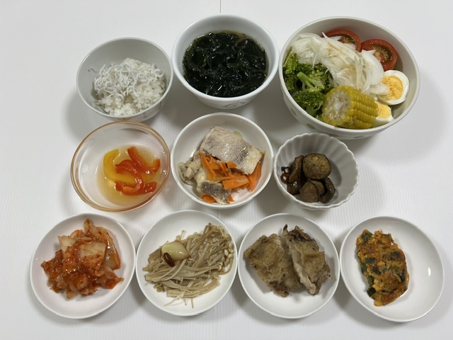 小皿に盛った料理