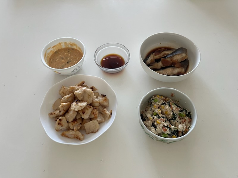 チキン南蛮とタルタルソースと甘酢、豆腐とわかめのカラフルサラダ、銀鱈の煮つけ