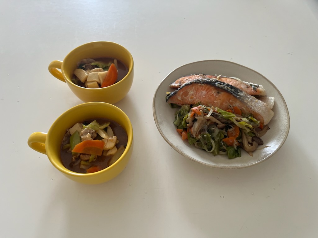 昨日のカレーを使った鍋、鮭と野菜のフライパン蒸し