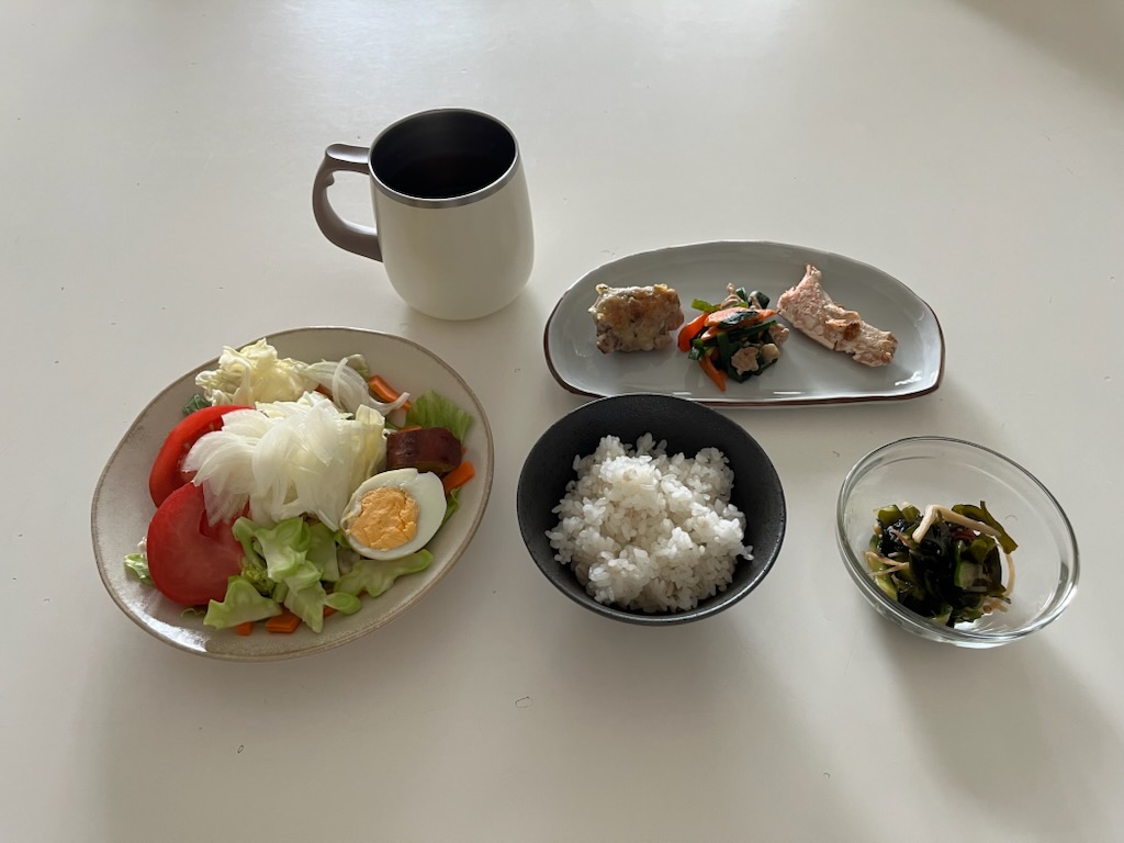 サラダプレート、白米、おかずプレート、わかめサラダ、麦茶