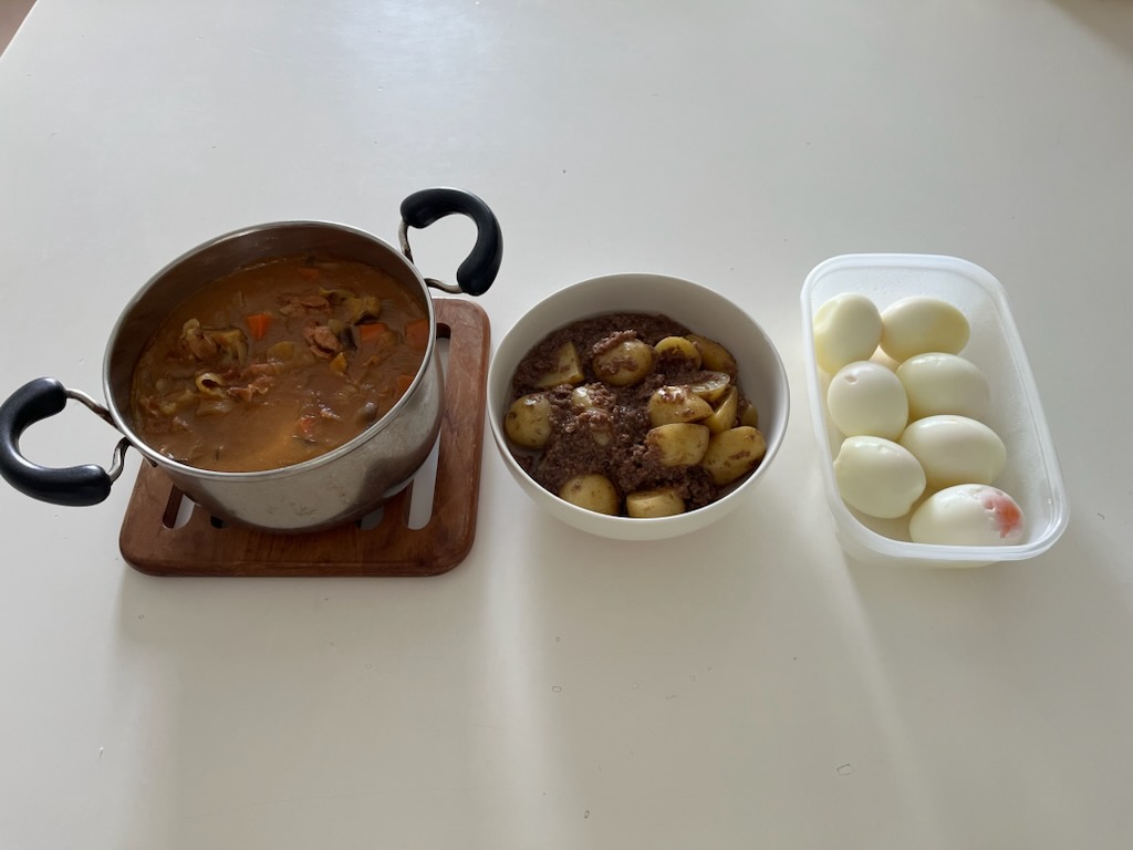 学校給食カレー、じゃがいもとそぼろの甘辛バター煮、ノンフライヤーで茹で卵。