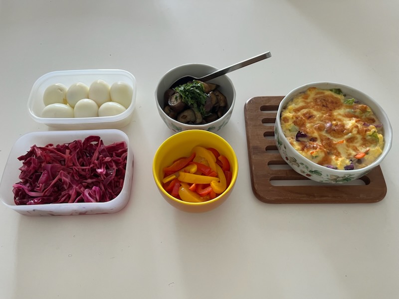 紫きゃべつ酢漬け、焼き卵、パプリカマリネ、なす麺つゆ漬け、皮なしキッシュ