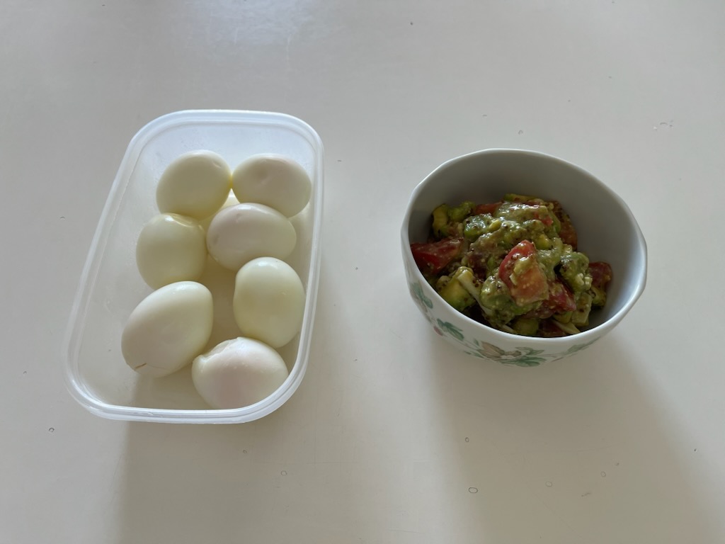 ノンフライヤーで茹で卵、トマトアボカドの粒マスタード和え