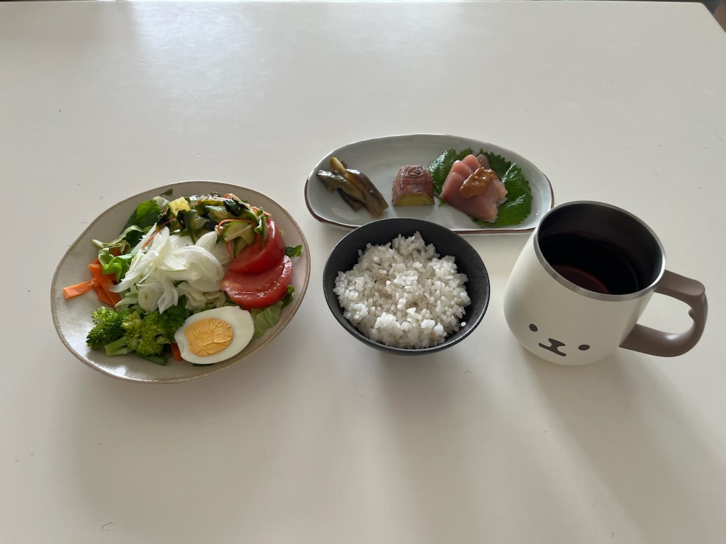 サラダプレート、おかずプレート、白米、麦茶