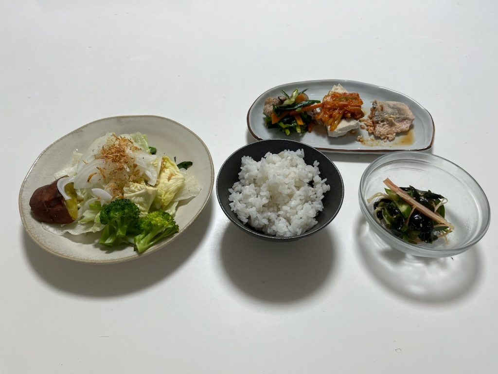 サラダプレート、白米、おかずプレート、中華わかめサラダ