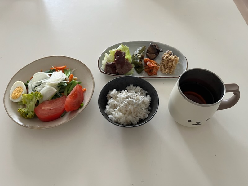 サラダプレート、しらすトッピング白米、おかずプレート、麦茶