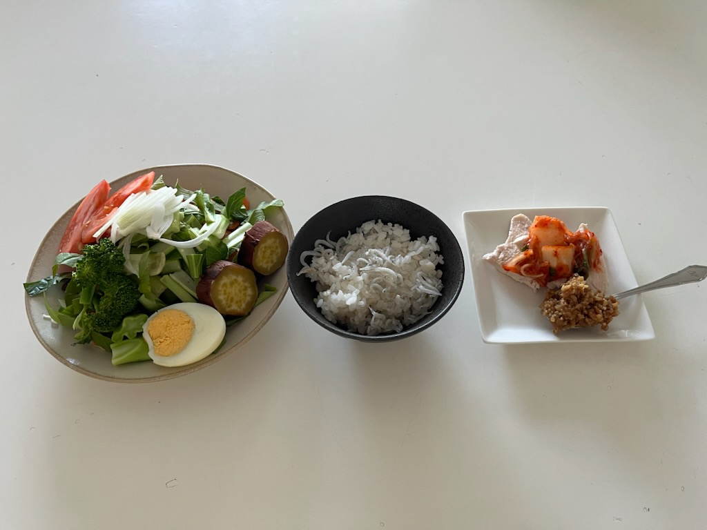 サラダプレート、しらすトッピング白米、おかずプレート