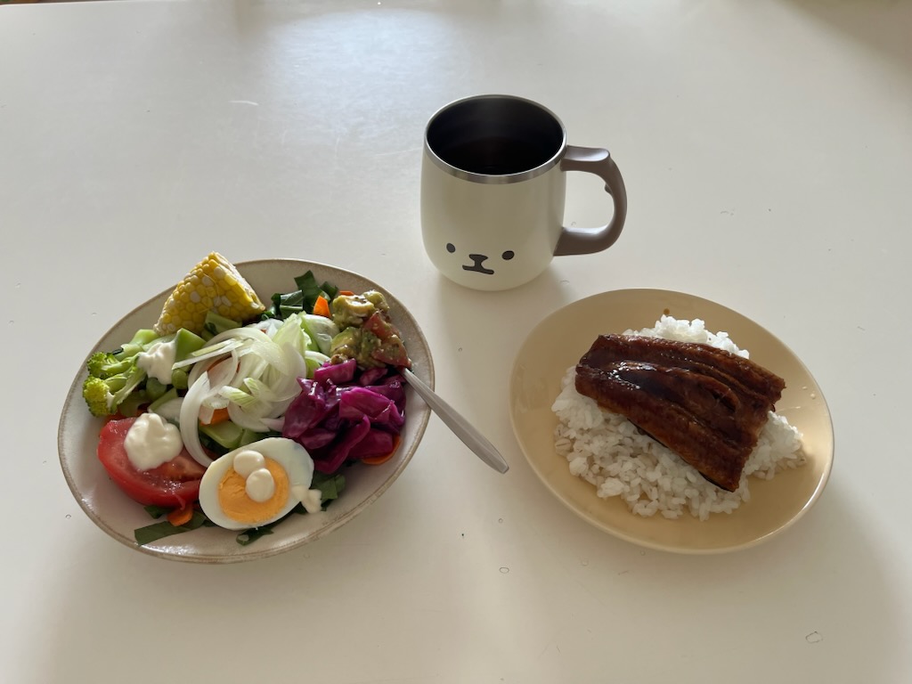 サラダプレート、うな丼、麦茶