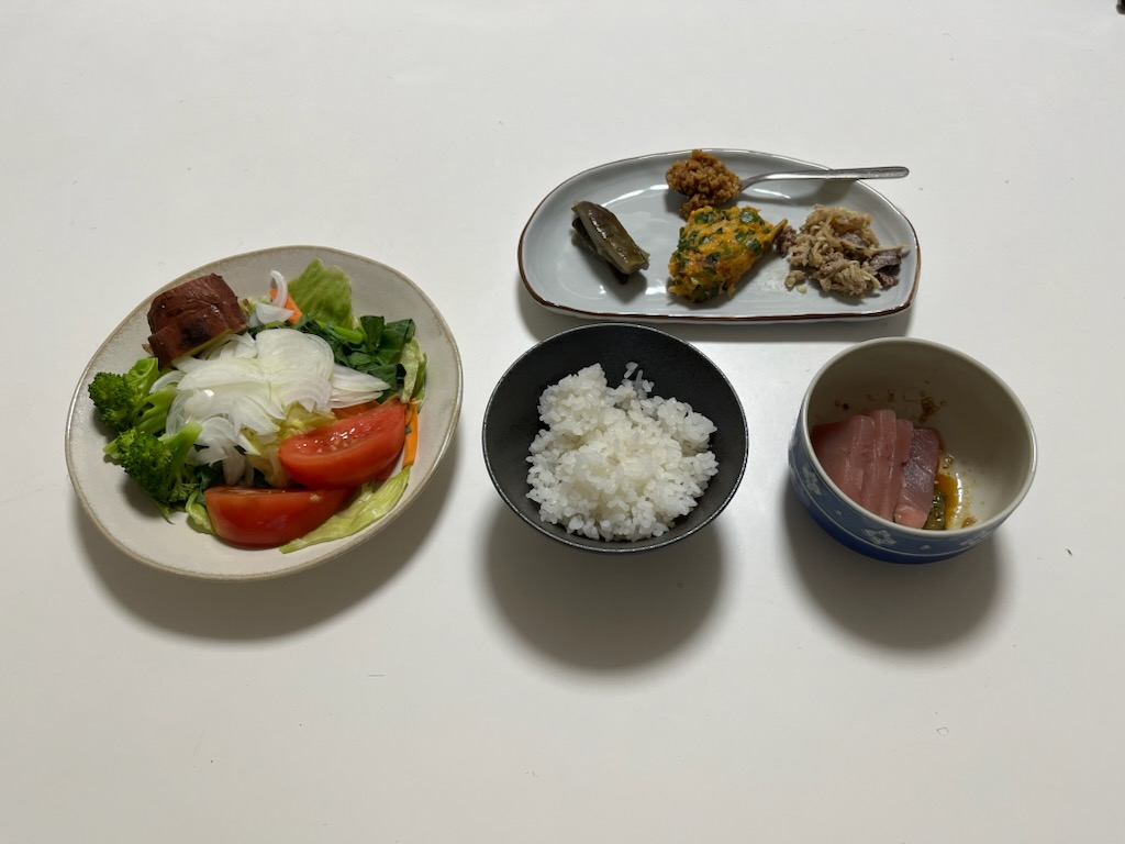 サラダプレート、、白米、おかずプレート、まぐろ