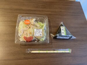 サラダとおにぎり
