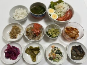小皿に盛った料理
