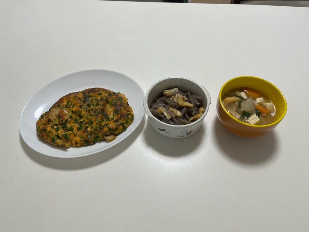 豆腐とキムチのチヂミ、こんにゃくと油揚げの和風だし煮、豚汁風