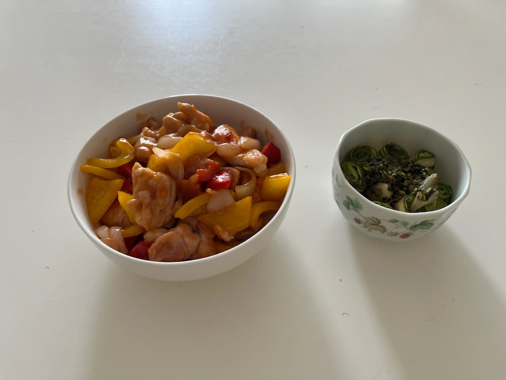 鶏もも肉とパプリカの甘酢炒め、ロールズッキーニのステーキ