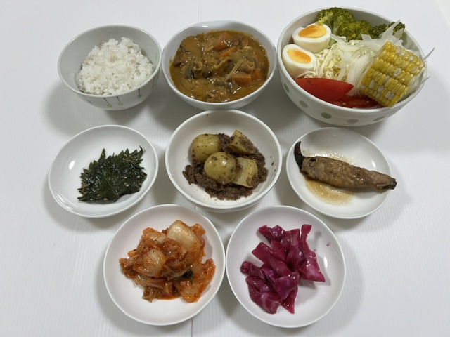小皿に盛った料理