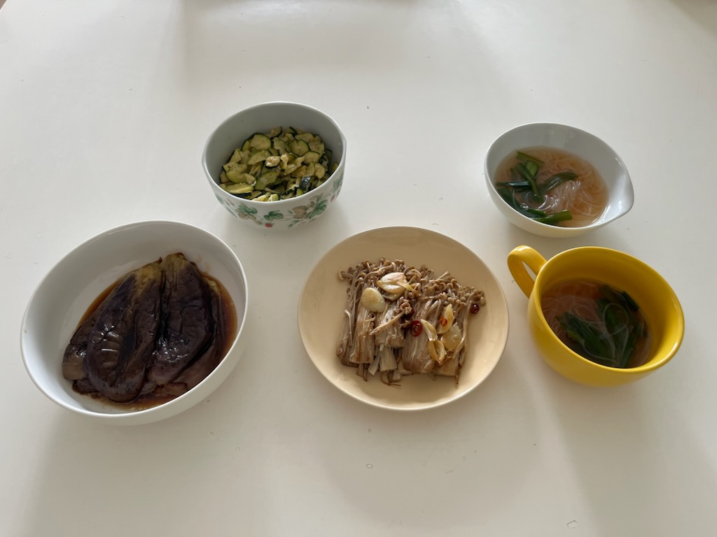 なすの蒲焼、レンジでとろとろズッキーニ、えのきのペペロンチーノ、春雨とにらのスープ