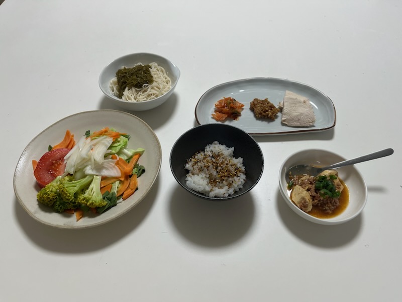 サラダプレート、ふりかけごはん、麻婆豆腐、めかぶそうめん、おかずプレート