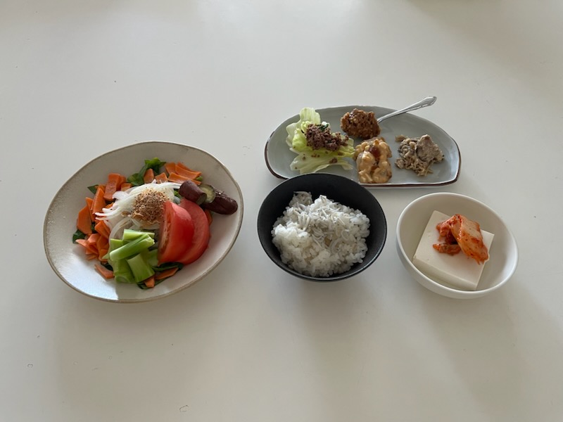 サラダプレート、しらすトッピング白米、木綿豆腐＋キムチ、おかずプレート