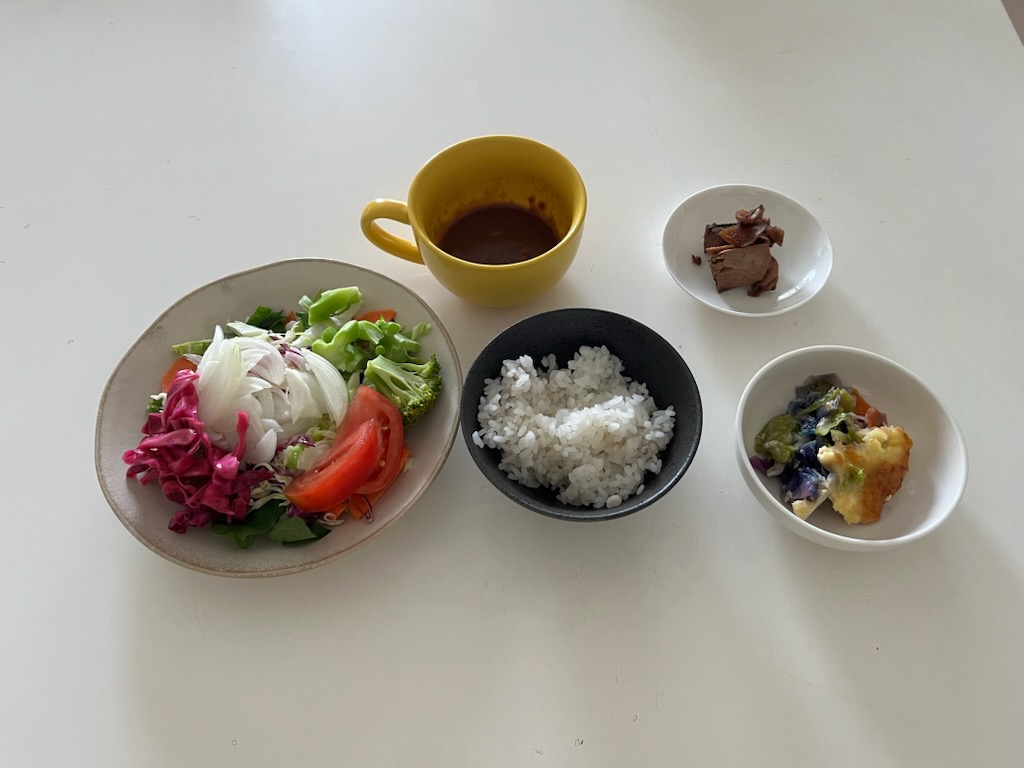 小皿に盛った料理
