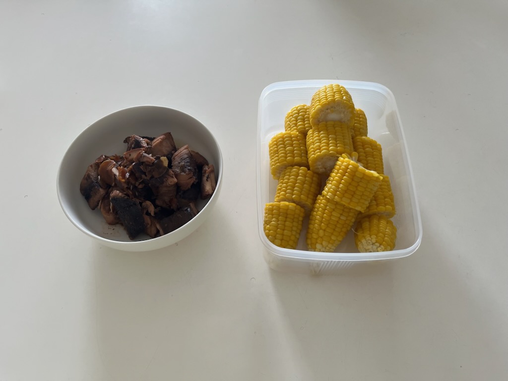 まぐろの煮つけ、茹でとうもろこし