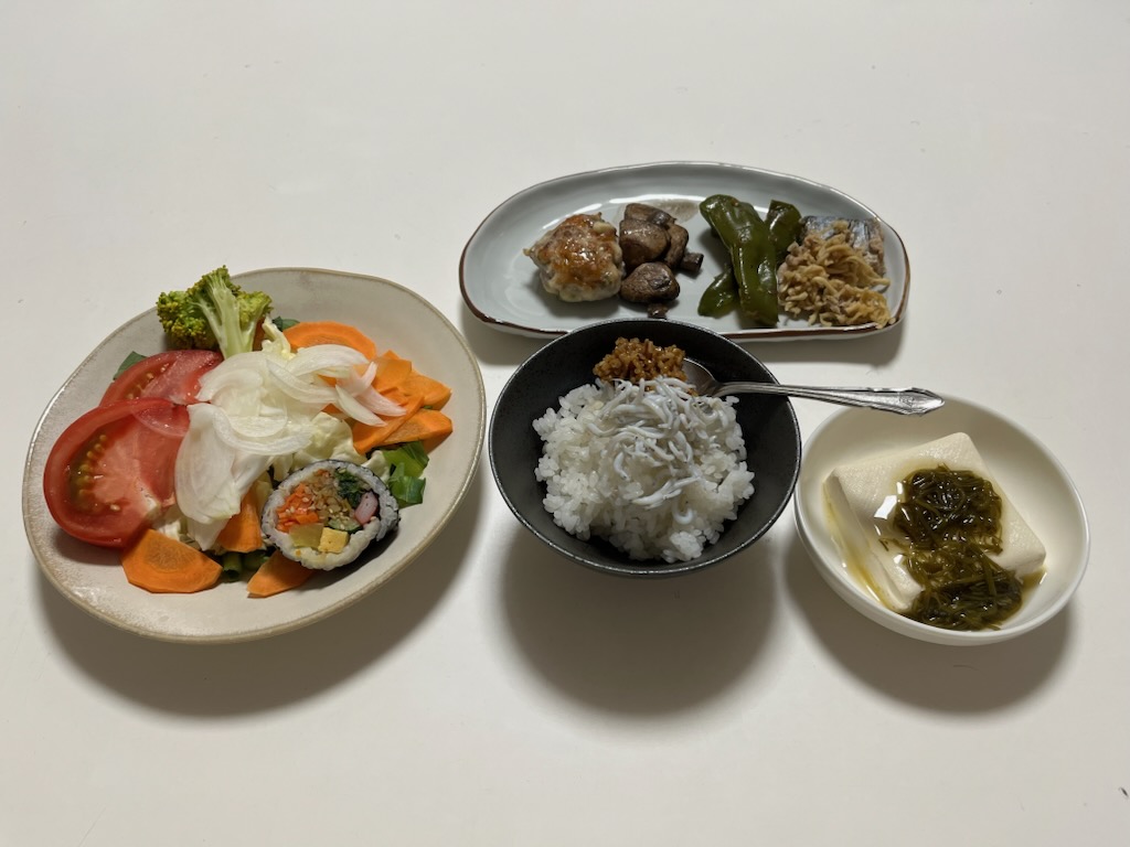キンパ付きサラダプレート、しらすと納豆麴トッピング白米、めかぶと豆腐、おかずプレート