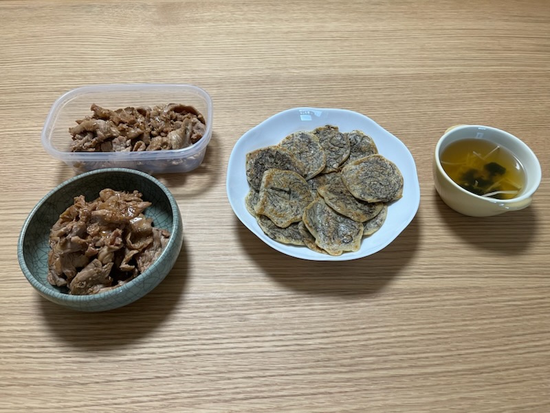 豚小間ルーローハン、もずくチヂミ、えのきとわかめのスープ