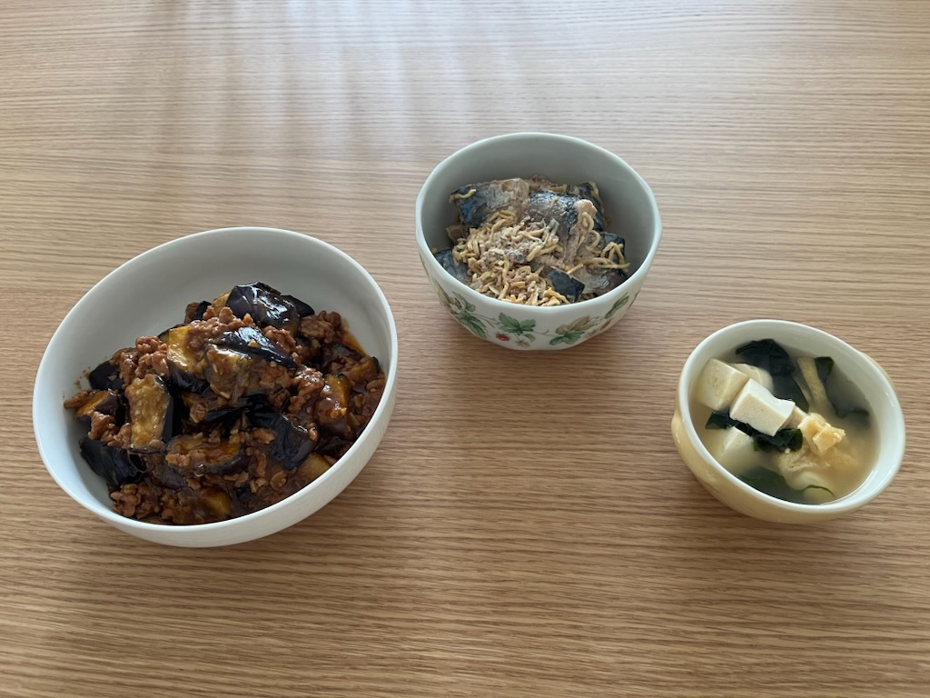麻婆なす、さば缶切干。豆腐とわかめの味噌汁