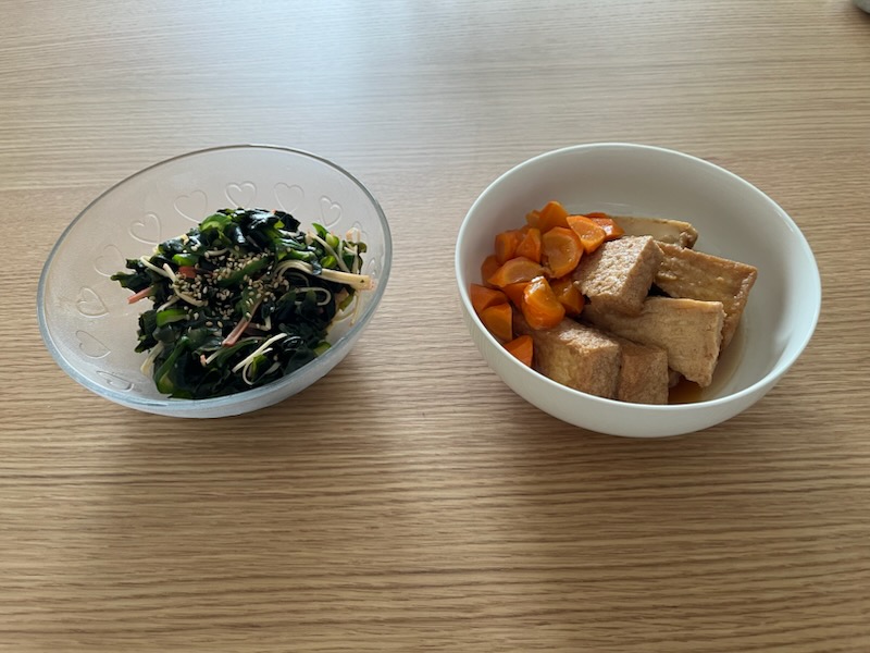 中華わかめサラダ、厚揚げとにんじんの煮物