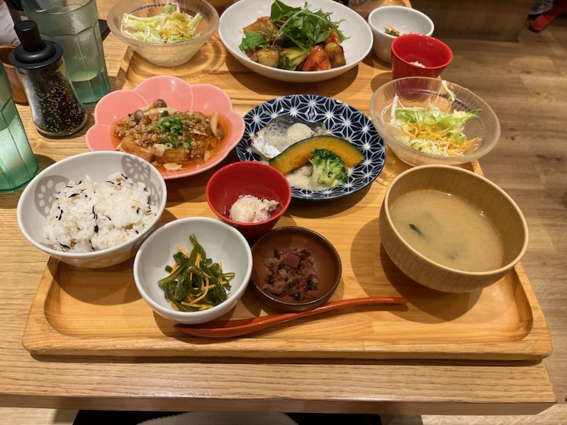 小皿に盛った料理