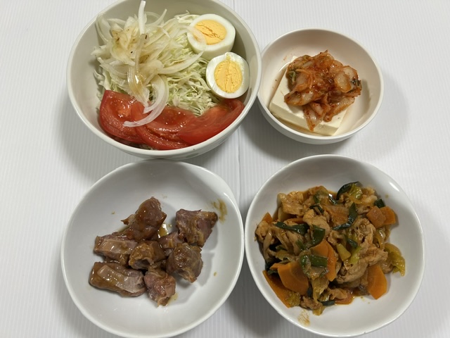 小皿に盛った料理