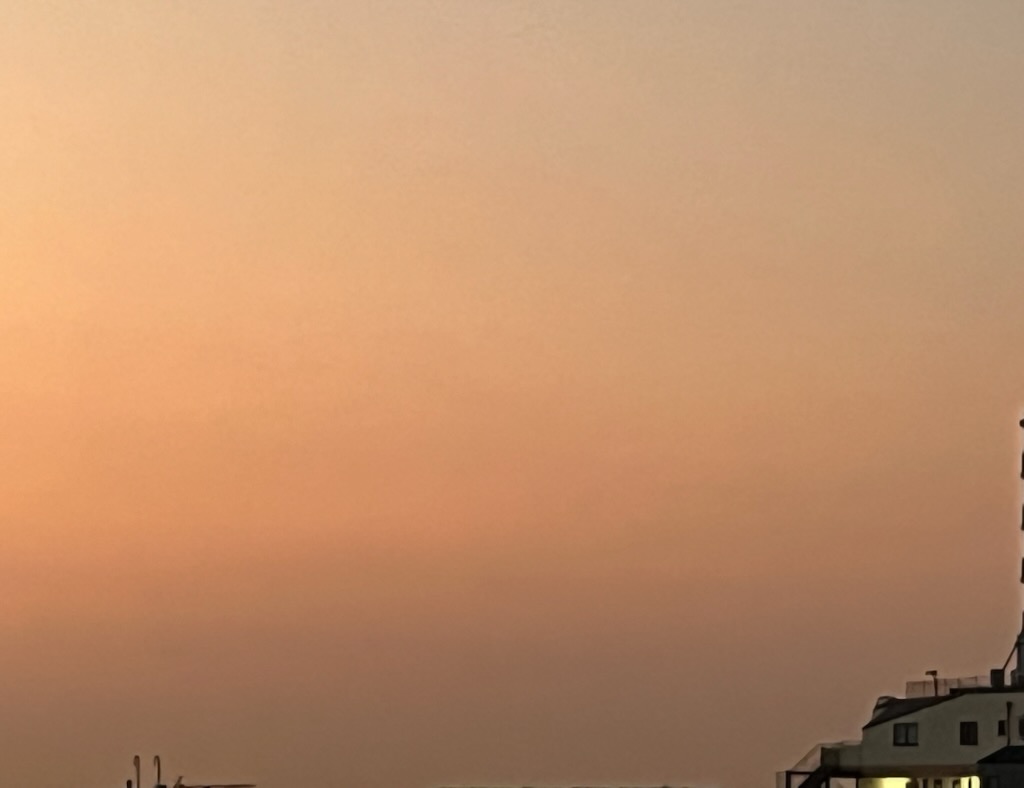 南東の朝焼け色の空