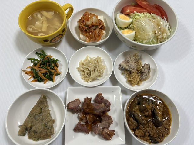 小皿に盛った料理