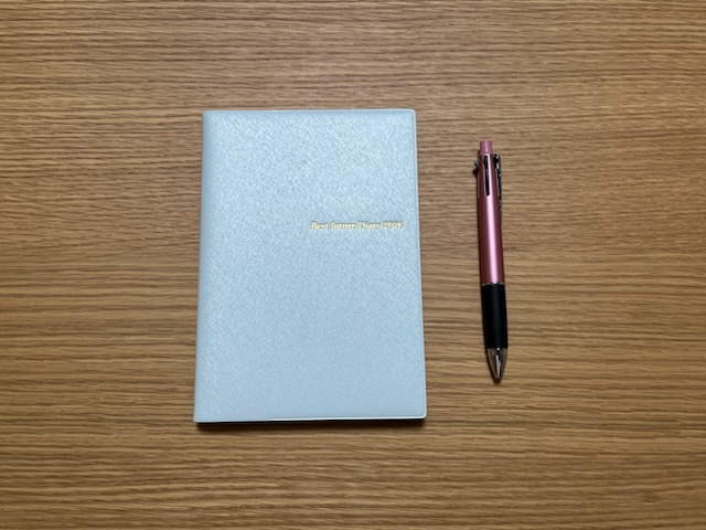 手帳と名前入りのペン